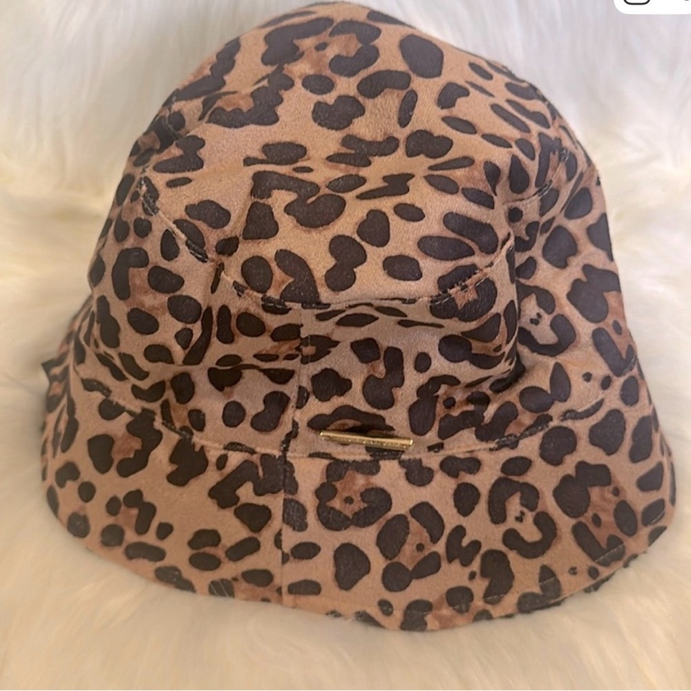 NWT Vince Camuto Leopard Print Classic Bucket Hat Faux Black Shearling Lined - Picture 1 of 4